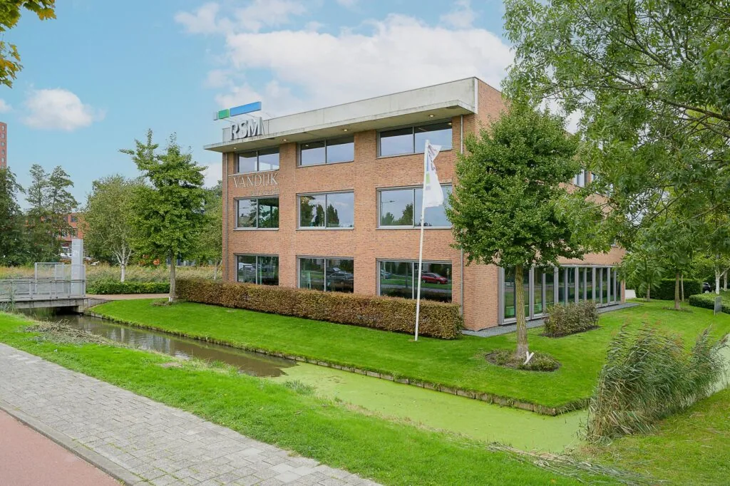 Kantoorgebouw van RSM en Van Dijk Advocaten aan de Jacques Dutilhweg, omgeven door groen en een waterpartij.